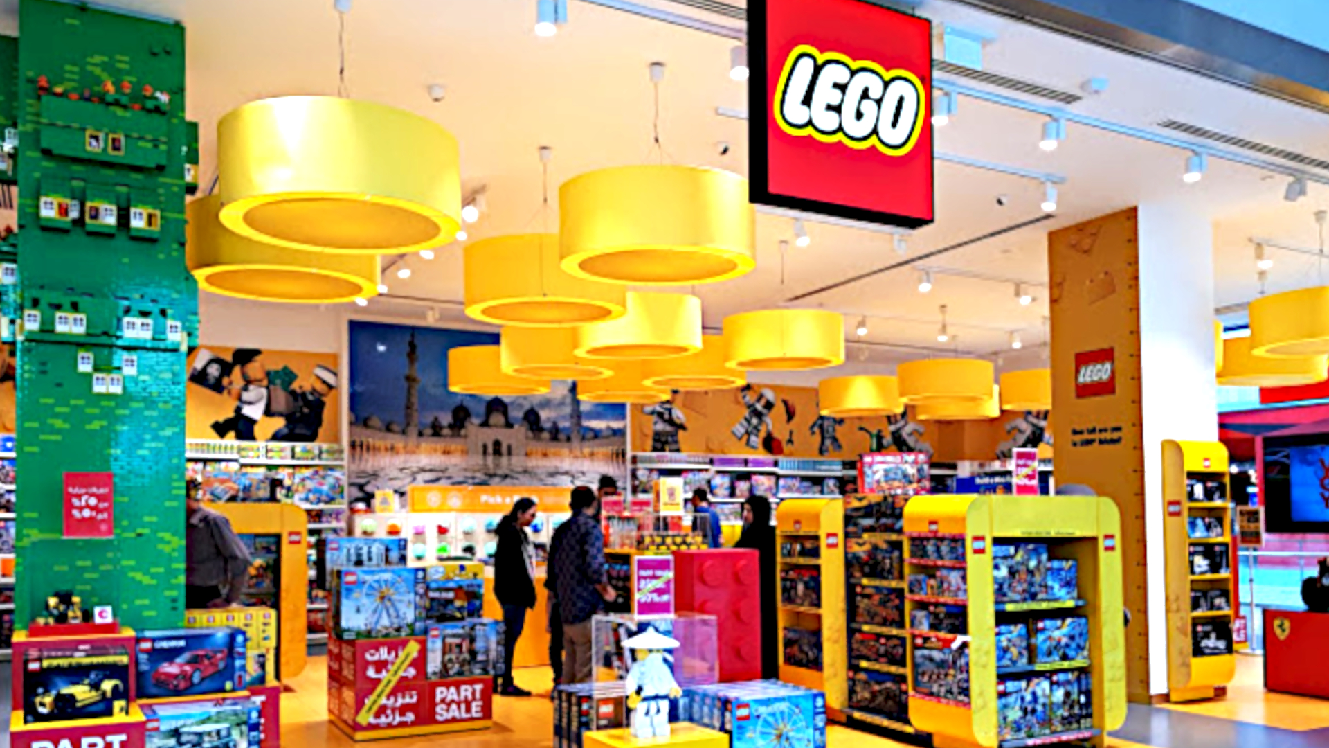 Lego, Yas Mall, Abu Dhabi - Royal Crystal Al Malaki